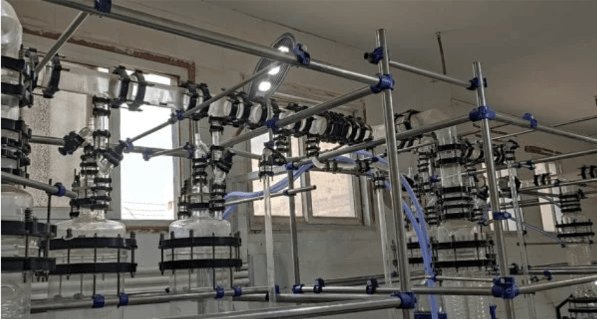 High-quality glass pipeline components, including bends, tees, reducers, valves, and adapters for industrial and laboratory applications.
