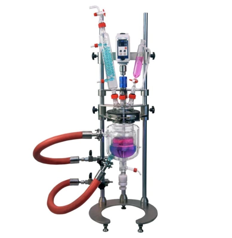 Lab Glass Reactor with Overhead Stirrer and Digital Display – A high-quality borosilicate glass reactor with an overhead stirring mechanism, temperature control, condenser, and addition funnel for precise chemical reactions.
